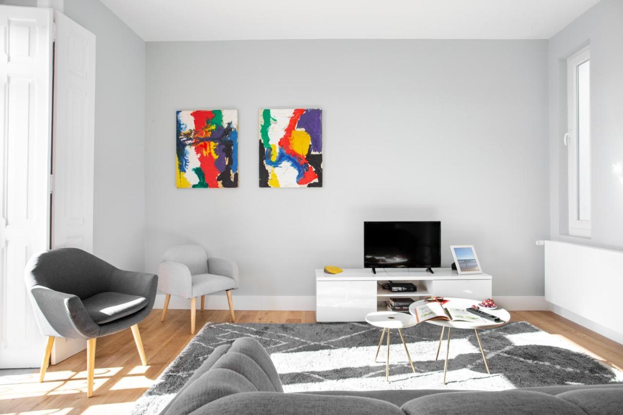 Joivy Marvelous 3-Bed Home With Astonishing View And Terrace, Nearby St George Castle Lisbon Luaran gambar