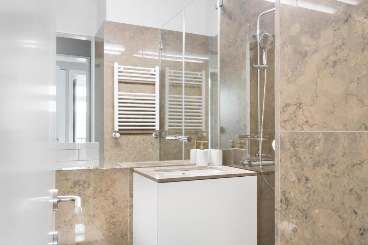 Joivy Marvelous 3-Bed Home With Astonishing View And Terrace, Nearby St George Castle Lisbon Luaran gambar