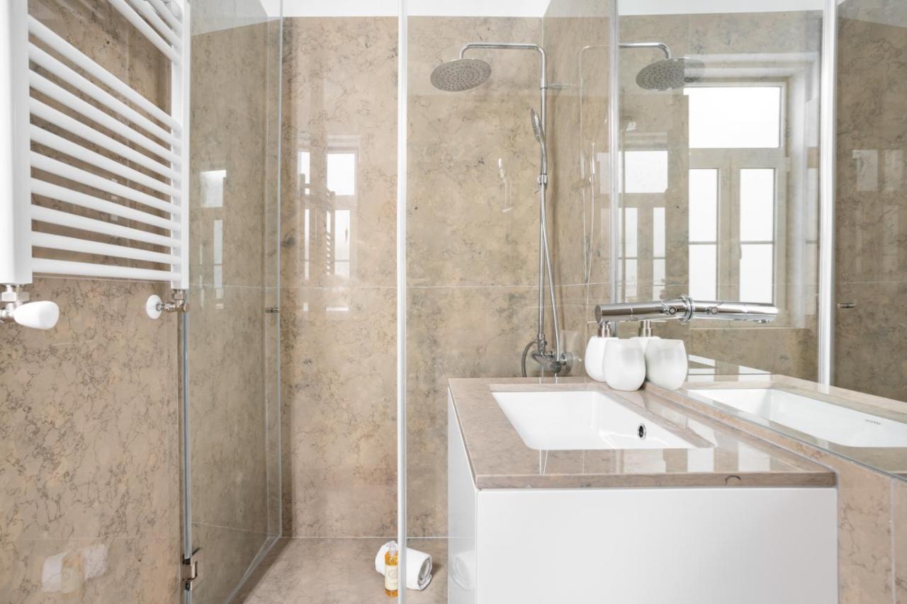 Joivy Marvelous 3-Bed Home With Astonishing View And Terrace, Nearby St George Castle Lisbon Luaran gambar