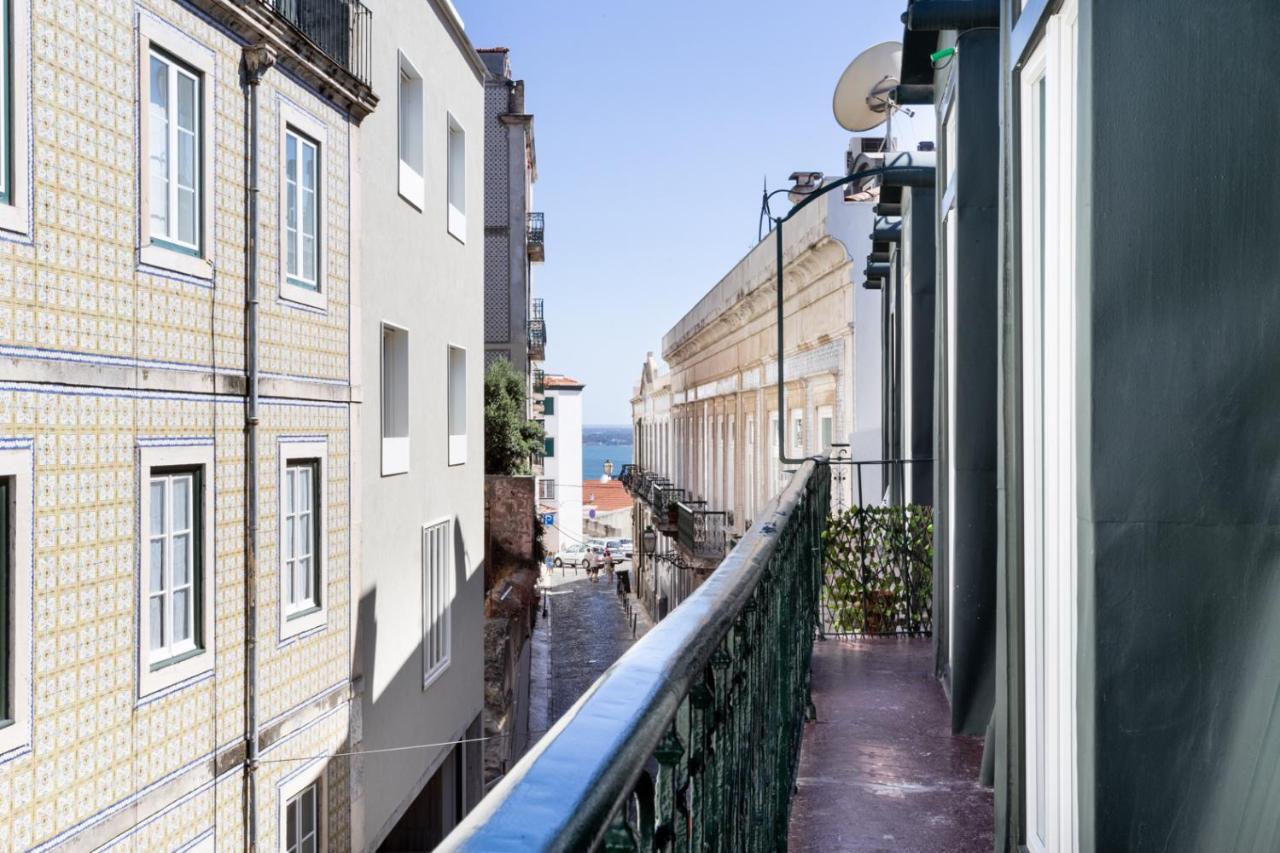Joivy Marvelous 3-Bed Home With Astonishing View And Terrace, Nearby St George Castle Lisbon Luaran gambar