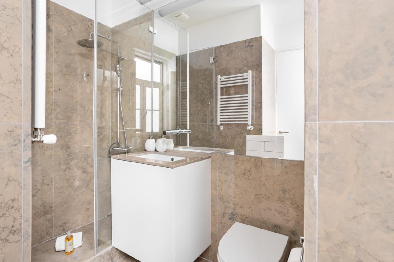 Joivy Marvelous 3-Bed Home With Astonishing View And Terrace, Nearby St George Castle Lisbon Luaran gambar