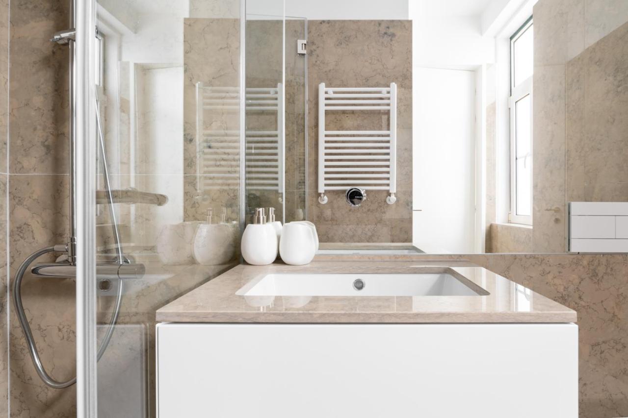 Joivy Marvelous 3-Bed Home With Astonishing View And Terrace, Nearby St George Castle Lisbon Luaran gambar